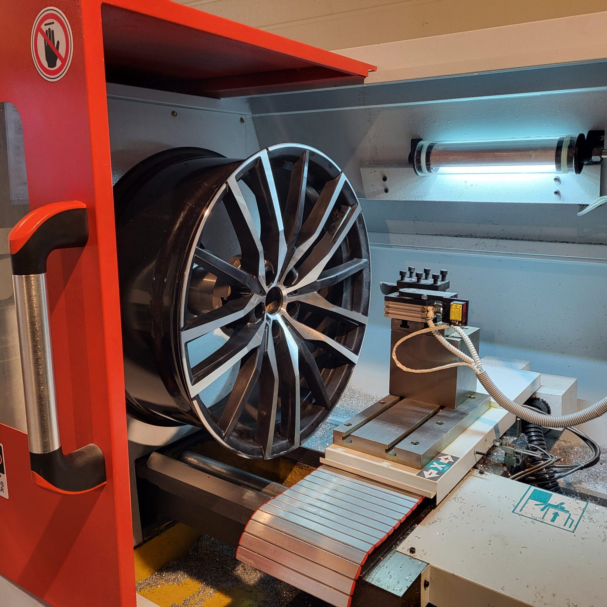 Rezkanje alu platišč Rezkanje felten Rezkanje avtomobilskih koles Popravilo alu platišč Popravilo felten Popravilo avtomobilskih koles Struženje distančnikov Struženje pesta Struženje peste Struženje pest Rezkanje pest